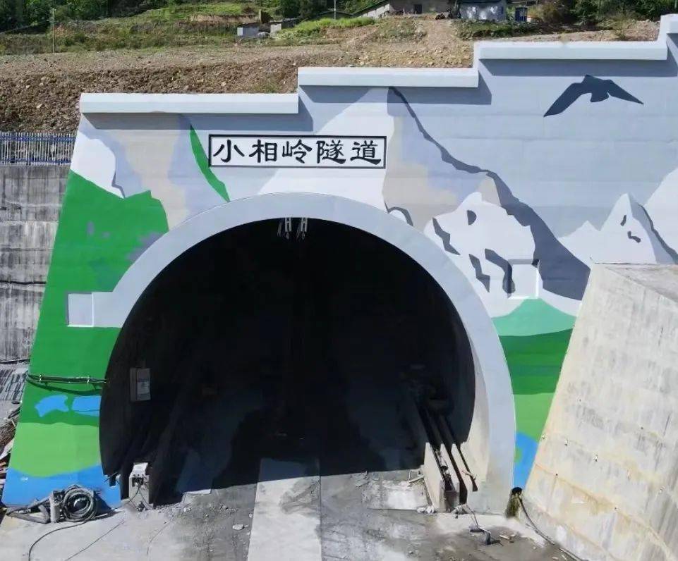 【喜讯】小相岭隧道主洞贯通,成昆铁路复线预计年底全线通车_越西县_