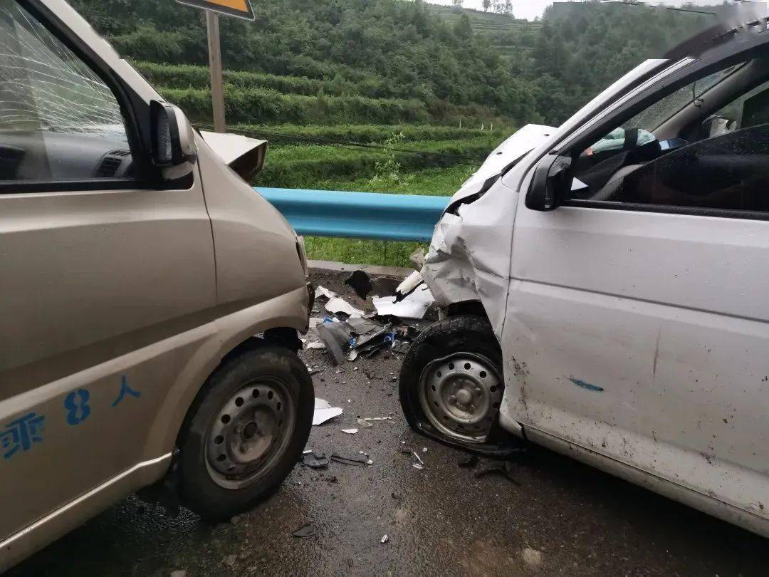 不顾视线受限 贵州一司机在弯道前连超两车 下一瞬间直接和对面来车相撞 事故 路段 赫章县