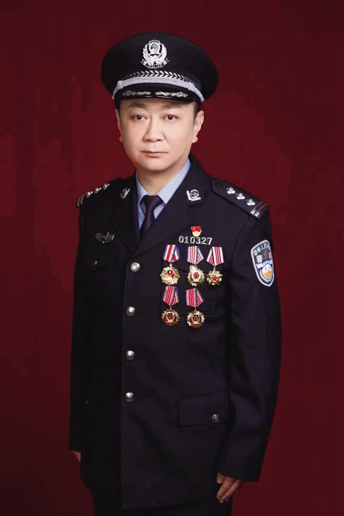 部队服役,现任甘肃省公安厅经济犯罪侦查总队副总队长,一级警督警衔
