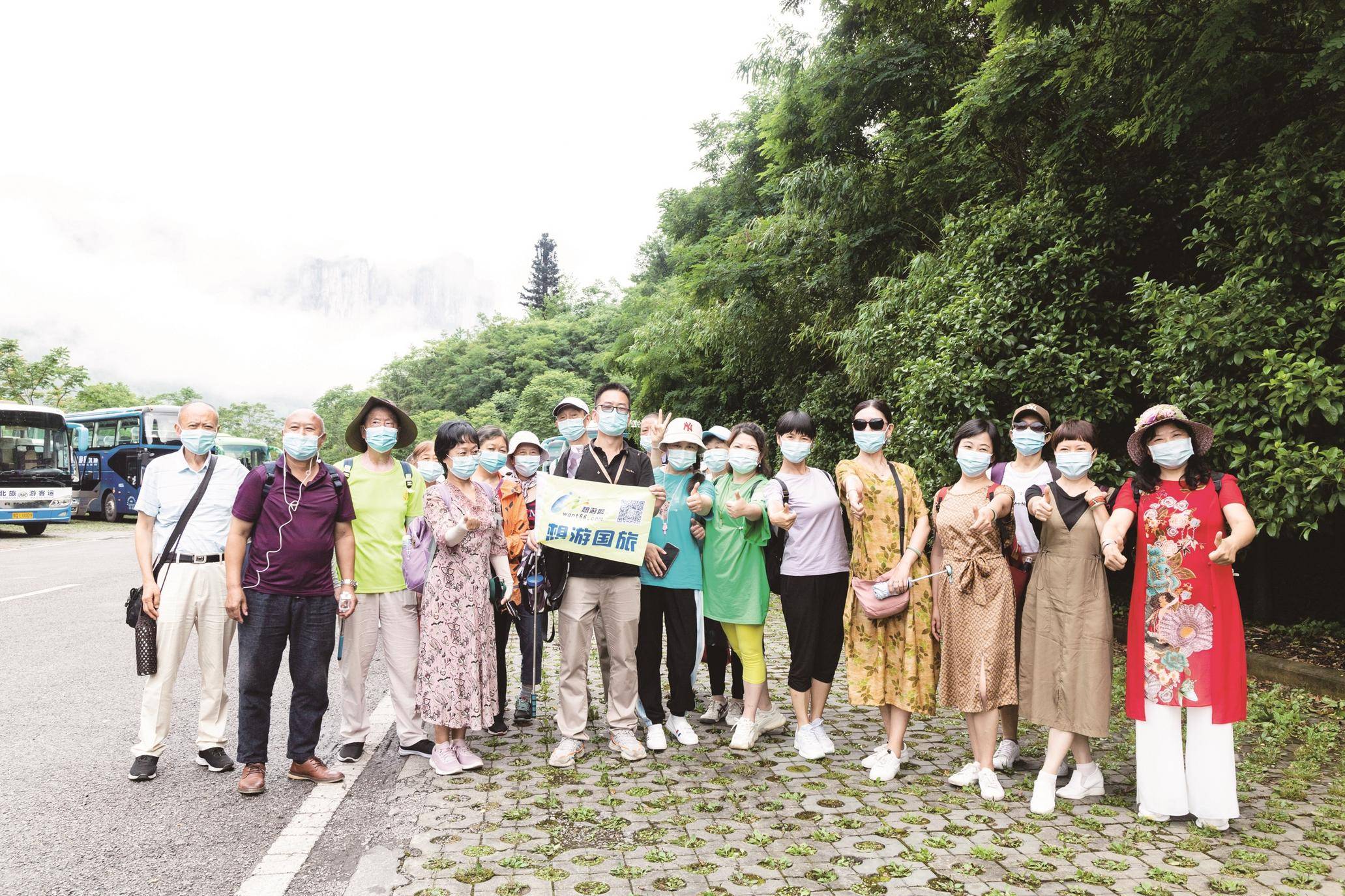 首批成都旅行团昨日到恩施大峡谷打卡□楚天都市报极目新闻记者 高东