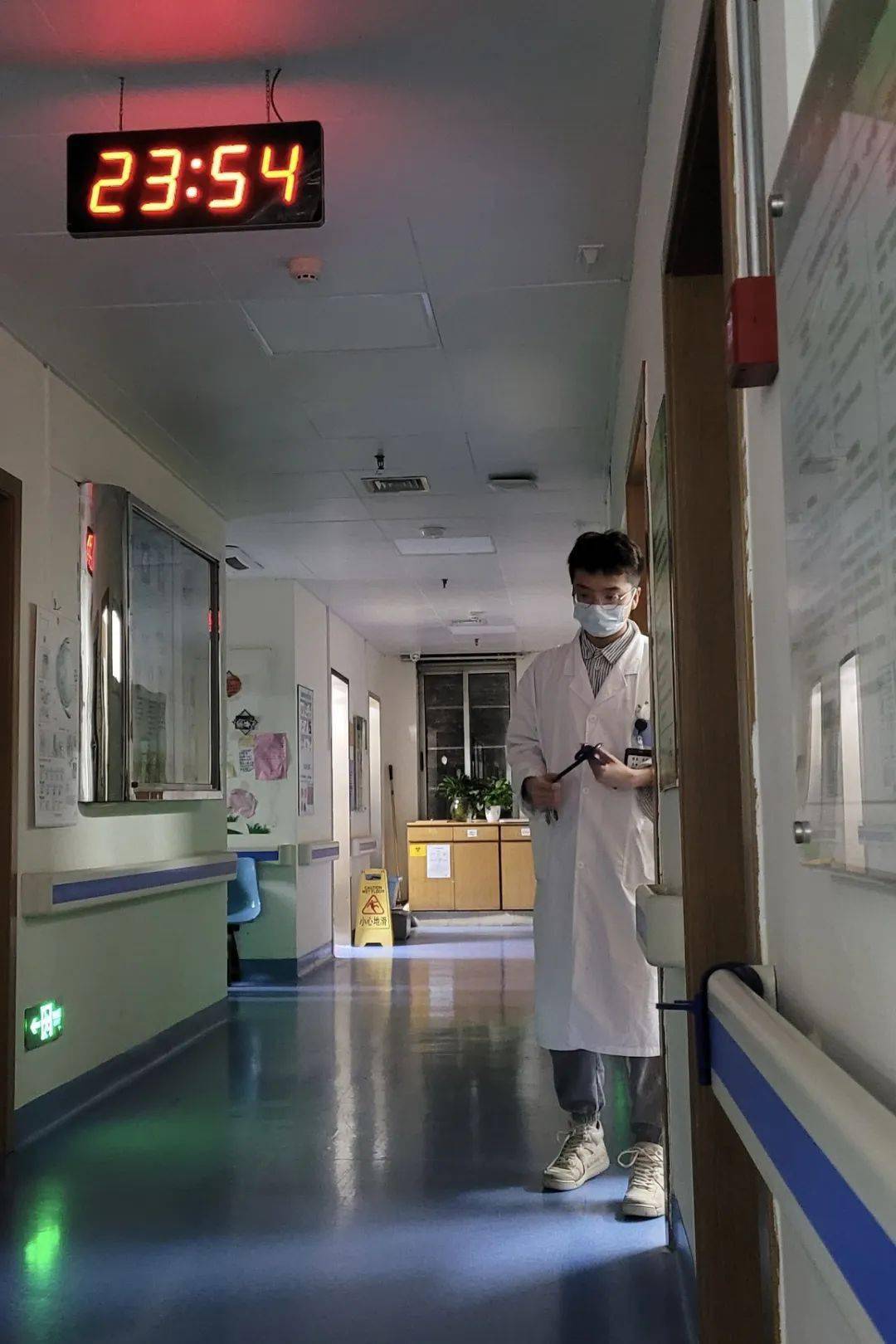 毕业季再看一眼熟悉的医院有一张照片我想珍藏