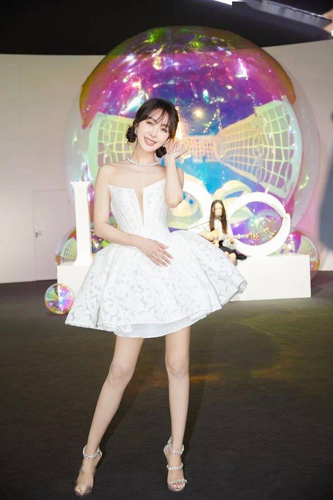 李菲儿的身材没得说穿白色伞裙秀身材甜美中又不失女人味