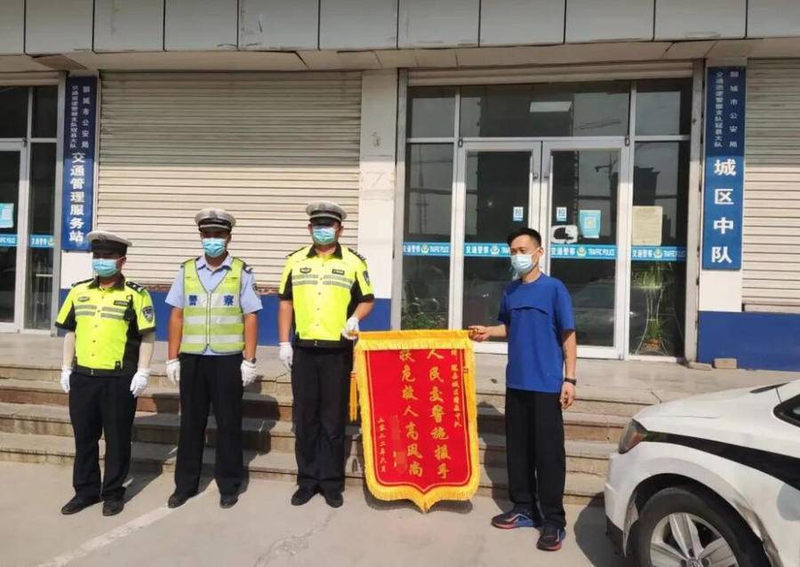 感谢冠县交警紧急时刻一路开道,男子携锦旗上门致谢_女孩_时间_车辆