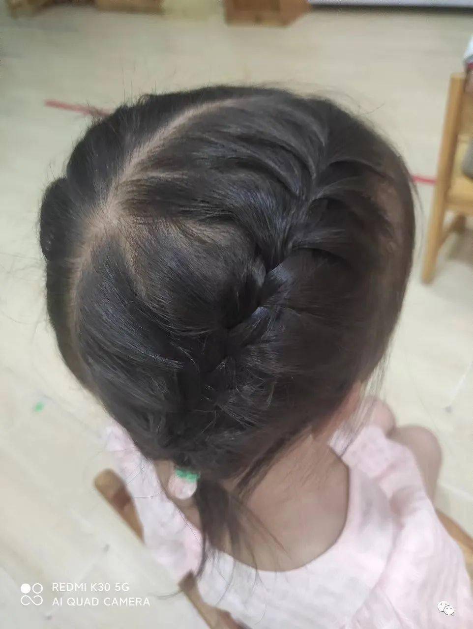 复古的麻花辫,可爱的丸子头,还有有趣的羊角辫,每一个发型都融入了