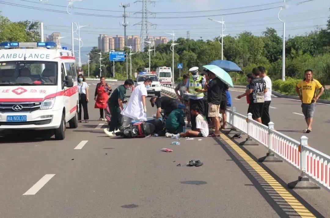 太危险未成年飙车党马路炫车技惊动交警