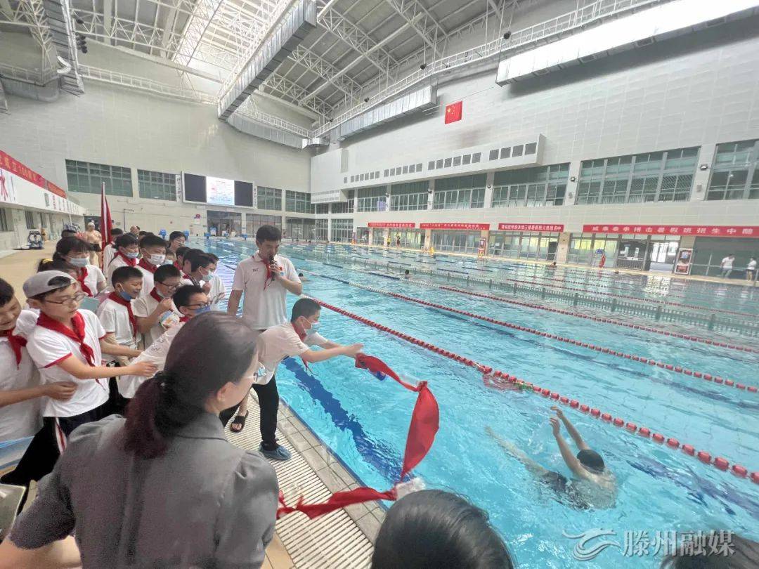 滕州市关工委联合多部门启动"防溺水,懂自救"公益活动_游泳_教练_公众