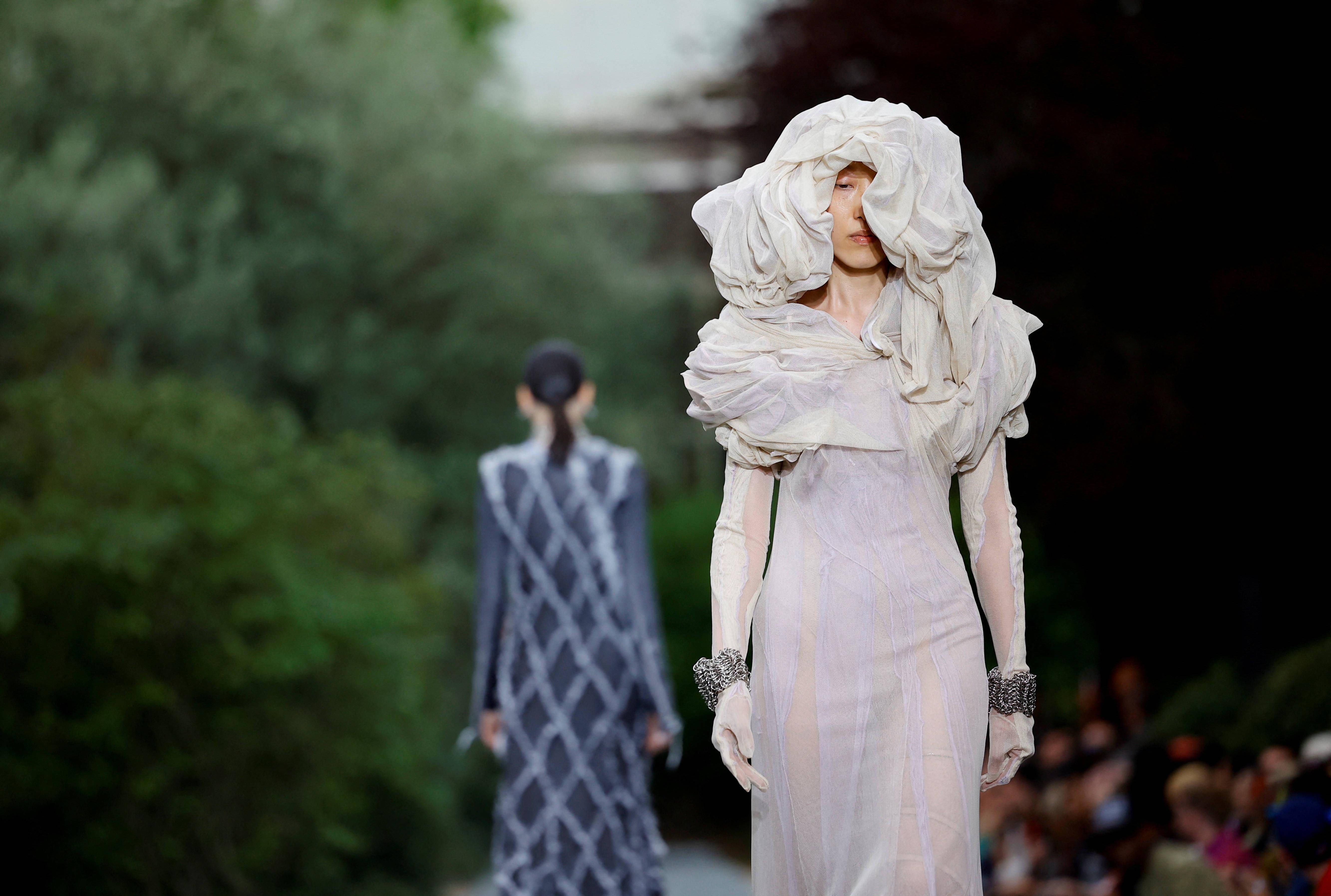 模特在法国巴黎男装周上展示y/project品牌的2023春夏新款服装