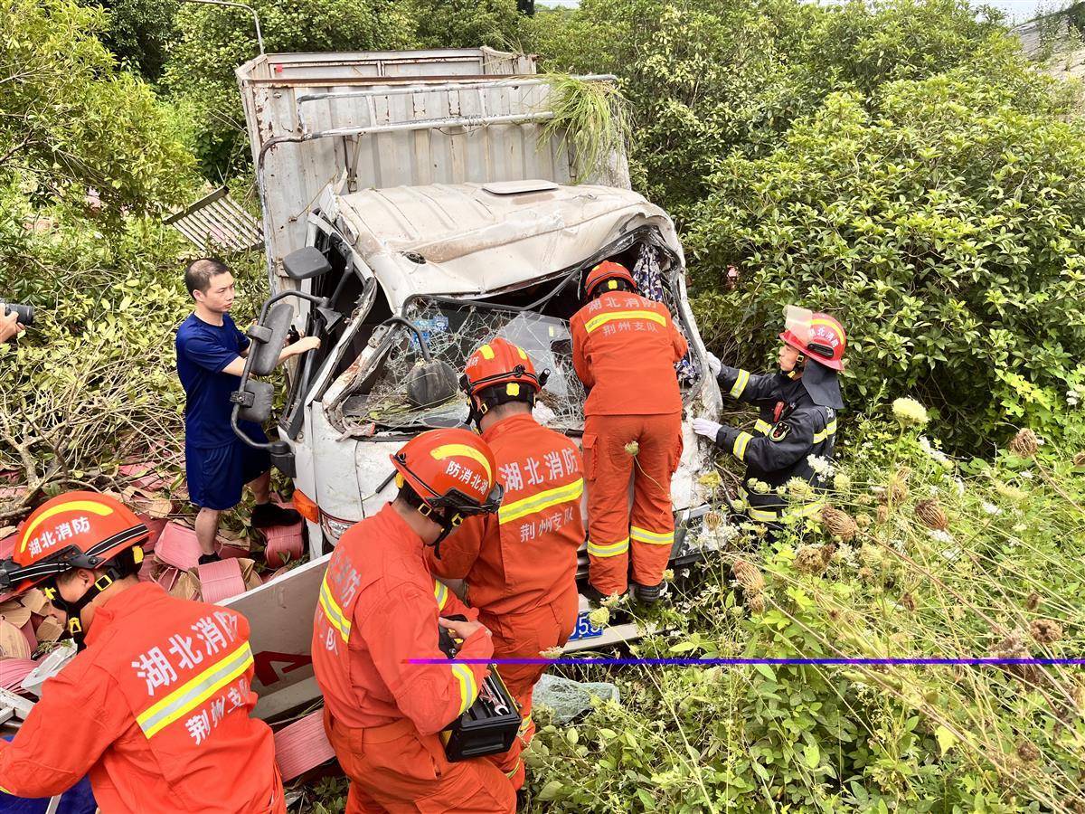 货车高速匝道侧翻司机被困 荆州消防紧急救援人员进行身体 9771