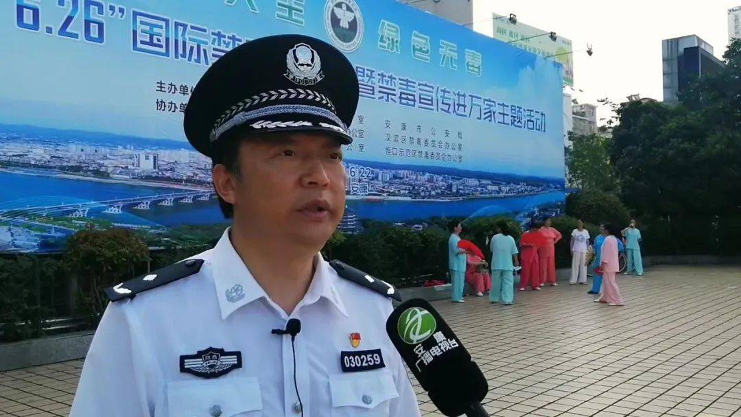 禁毒宣传形象大使王万本呼吁要远离文明安康