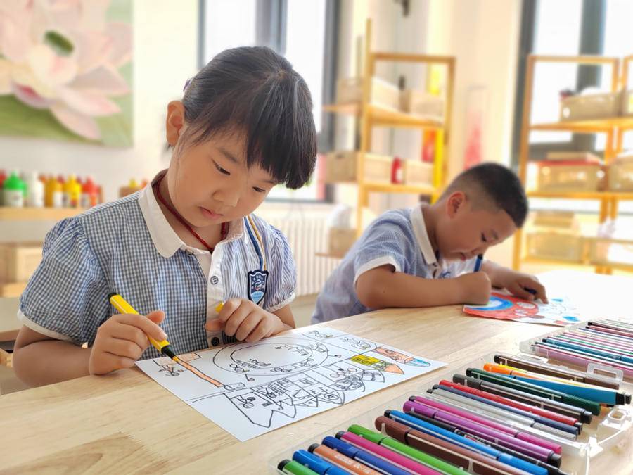 《我心中的小學生活》繪畫比賽,幼兒園通過讓孩子們走進小學參觀,激發