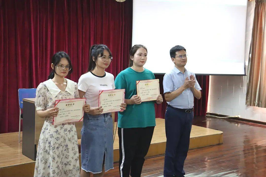 刘苗 覃碧梅二等奖魏珍 刘晨 谢尘 谢娟 李金博三等奖刘奥 蹇斯祥 张
