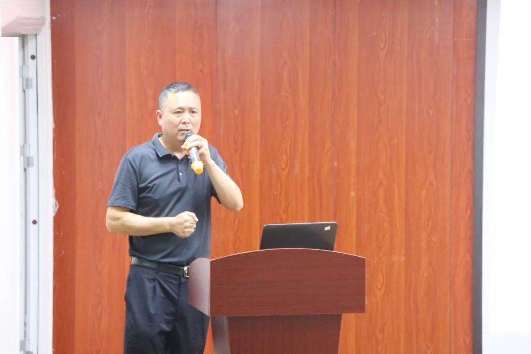 活动现场,成都市公安局郫都区分局禁毒办主任陈炳年,通过讲解禁毒知识