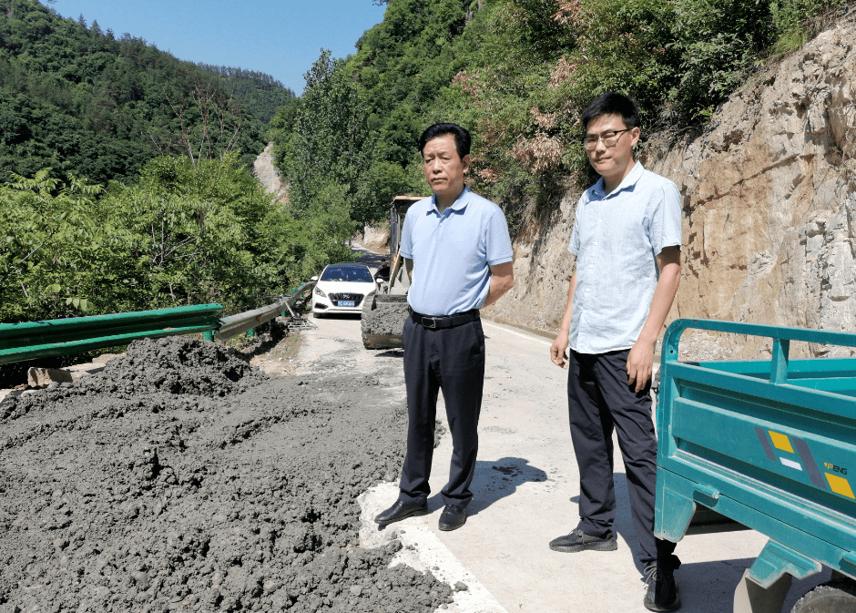 卢熹昌深入郧西县开展下基层察民情解民忧暖民心实践活动