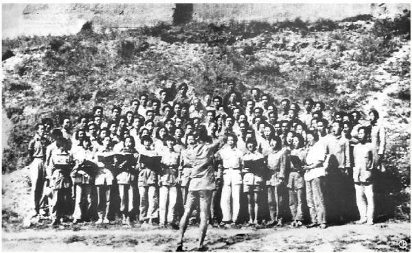 图①:1939年冼星海指挥鲁艺学生排练《黄河大合唱》.