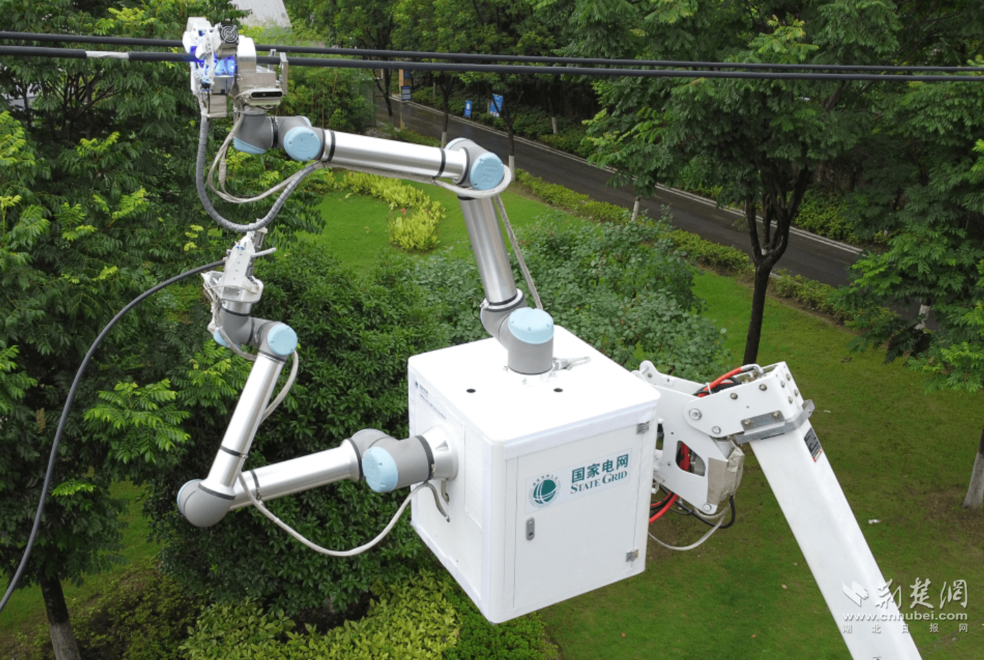湖北首例自主研发机器人带电作业