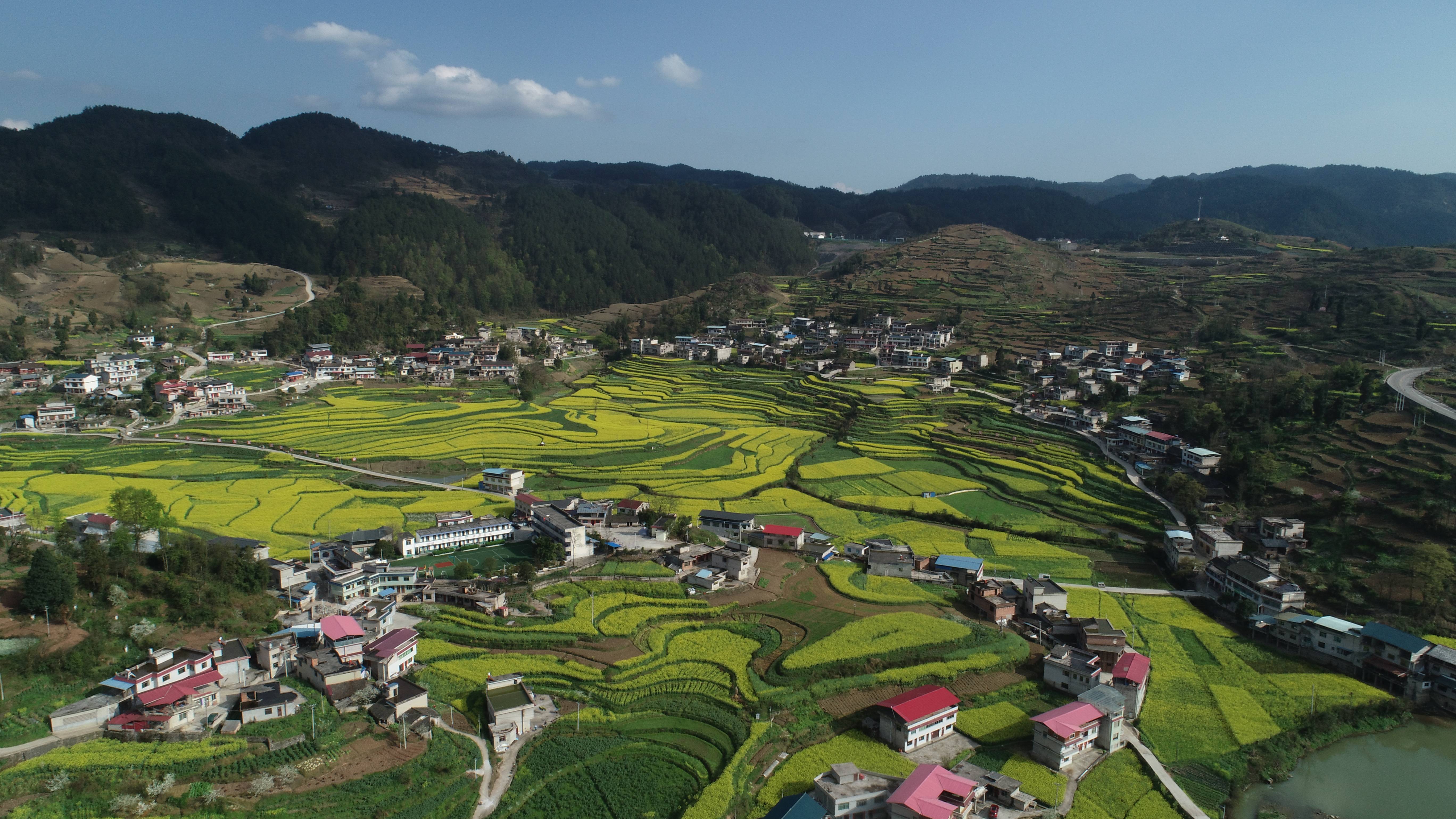 地形崎岖的贵州省是如何养活四千万人口，看看山间水田就知道了