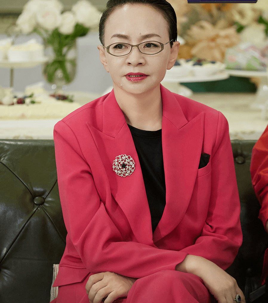 60岁宋丹丹身体亮红灯?被架着下楼走路不稳