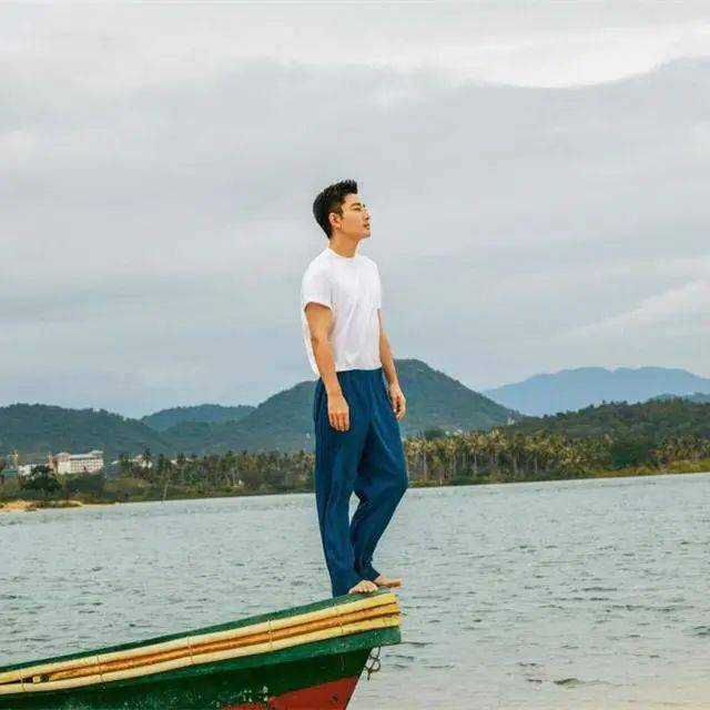 贾乃亮38岁生日写真曝光,英俊潇洒又帅气,一个人生活也过得很好_大叔