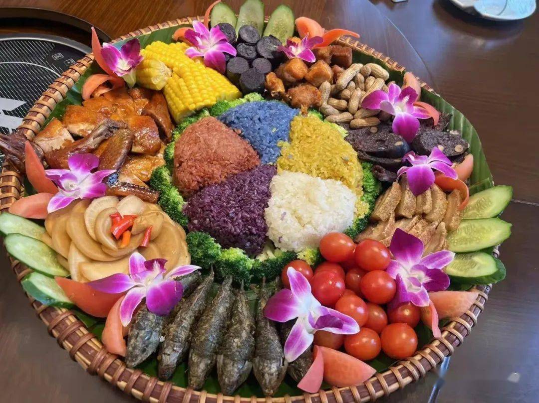 晚餐时还可以品尝到极具民族风味的壮乡美食簸箕宴,色香味俱全,享受