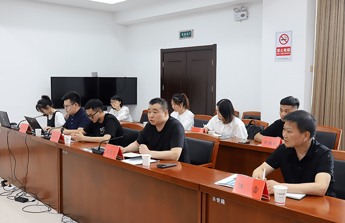 霍辉代表望江县委,县政府对沈剑飞一行来望表示欢迎和感谢.