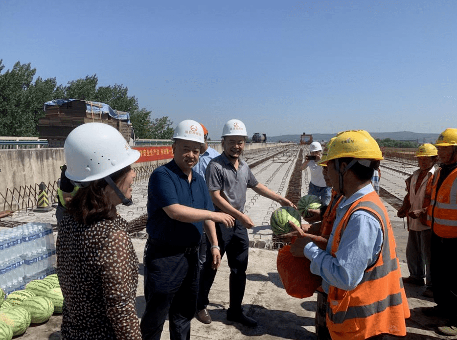 市交通运输局副局长郭京波到g310伊洛河桥项目检查指导工作开展送清凉