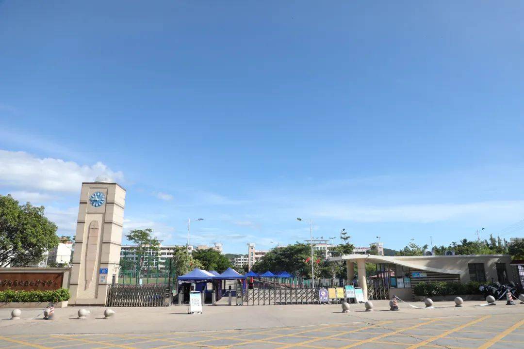 当天上午,记者在首都师范大学附属海南白沙中学考点看到,考务工作人员