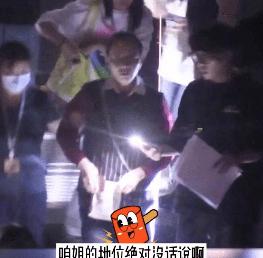 60岁宋丹丹身体亮红灯?被架着下楼走路不稳