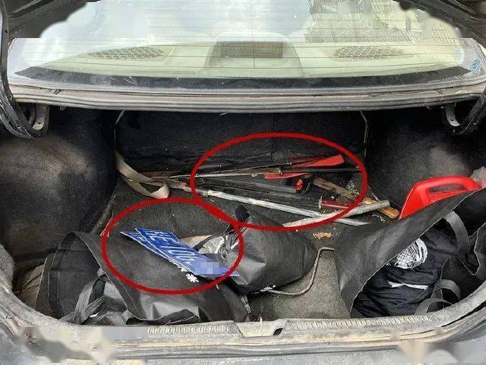 套牌车被查获后备箱藏多把管制刀具他们想干嘛