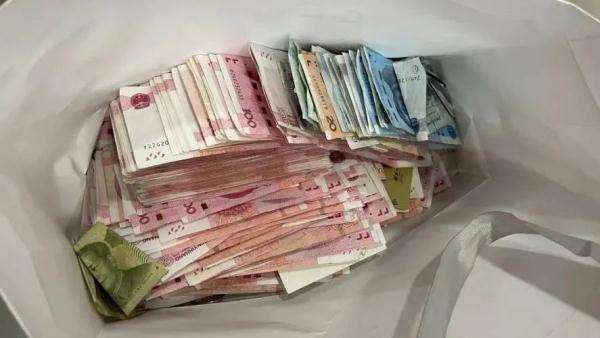 杭州小伙着急买车,竟冲进消防站!不久拎了一袋钱就往外跑!