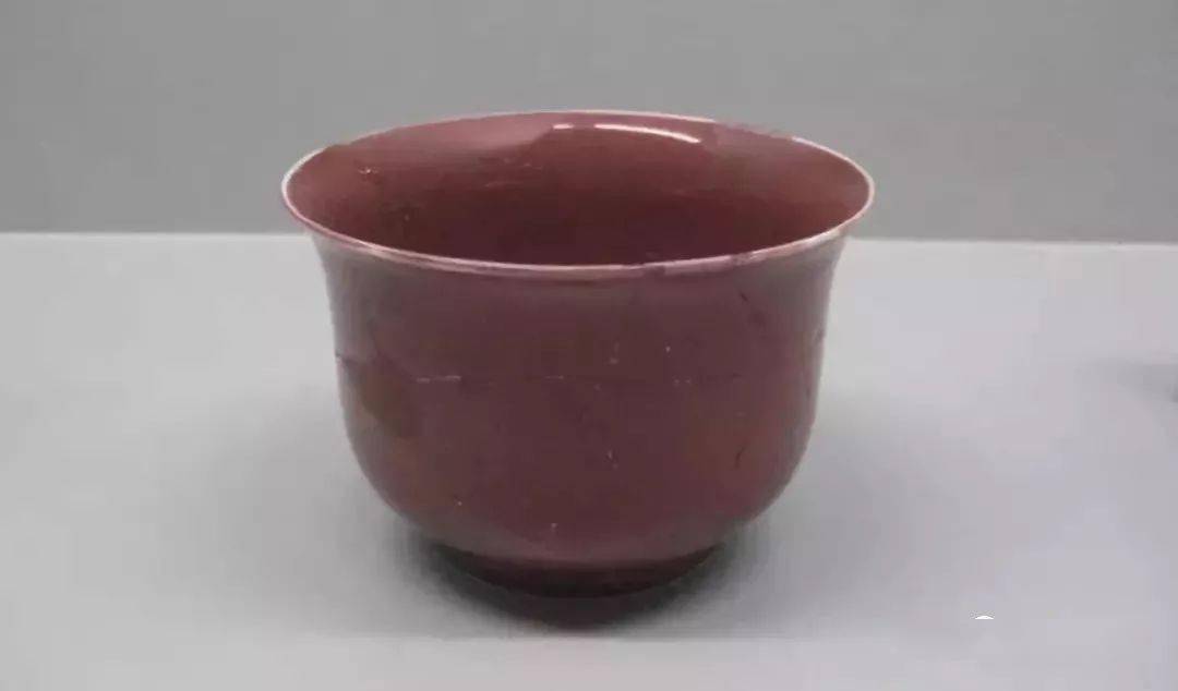明代宣德红釉金钟碗口径13.5厘米,足径8.1厘米,高10.4厘米.