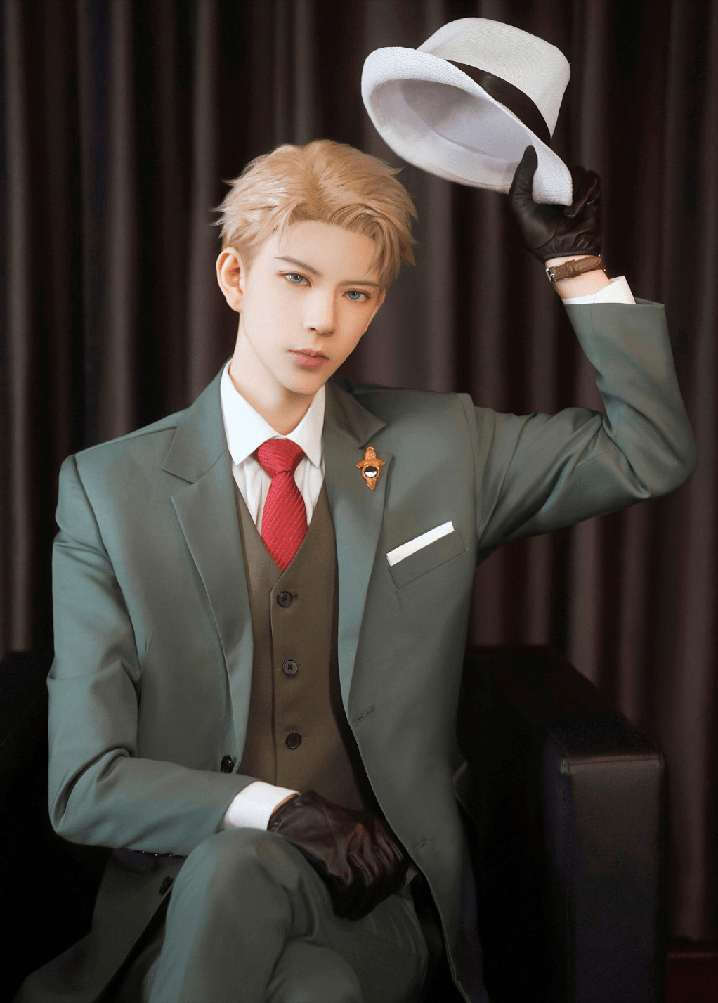 熊叔冲破次元壁,cos劳埃德太绝了,粉丝抢做阿尼亚_cos_帅哥_工作