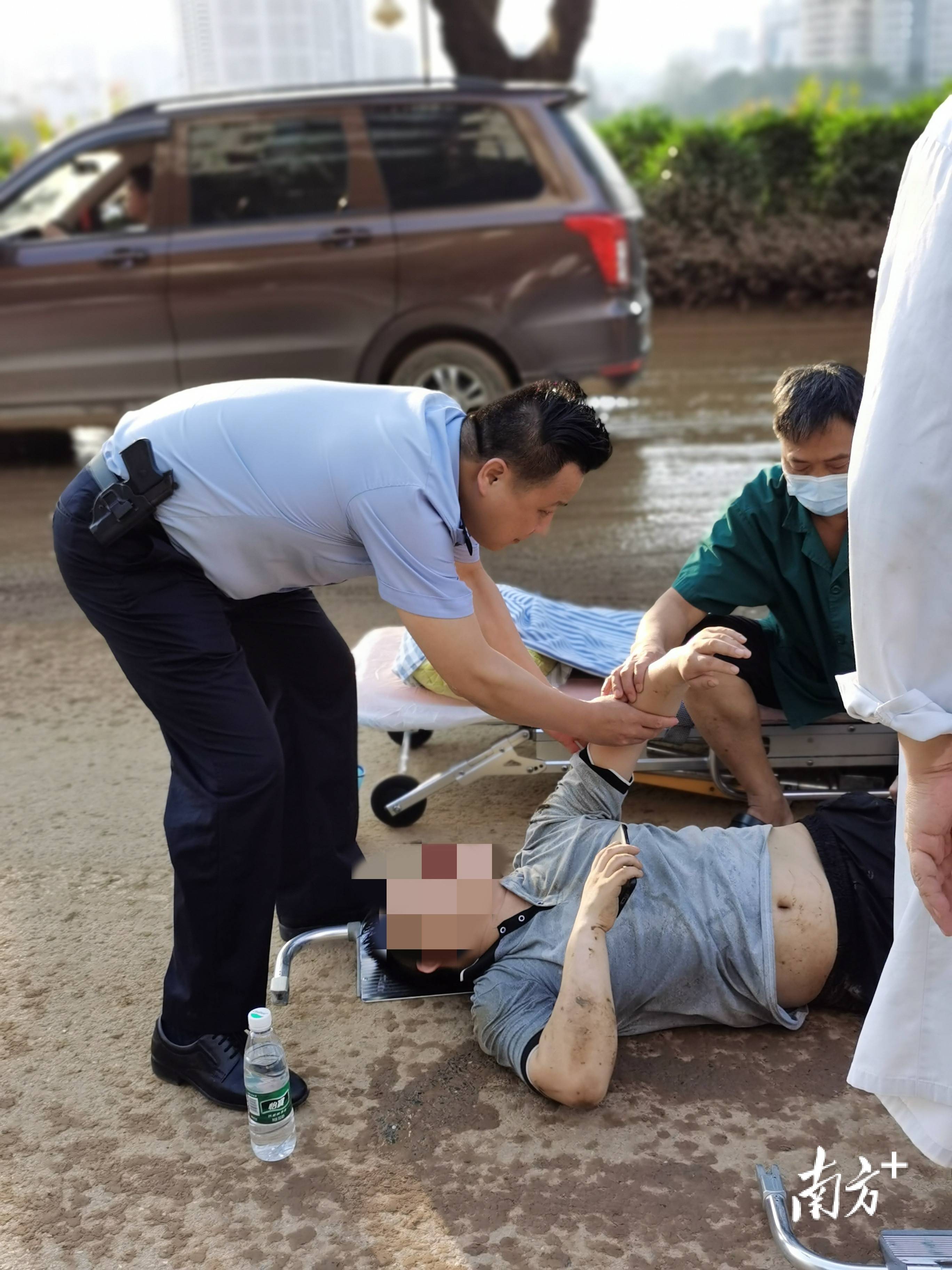 男子泥路摔倒受伤韶关民警喂水救护暖人心