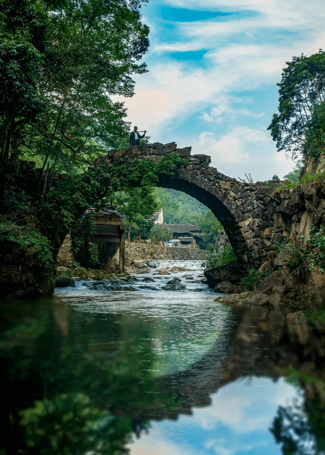 有江湖的地方就有桥,山水临海的绝美风景,在桥上