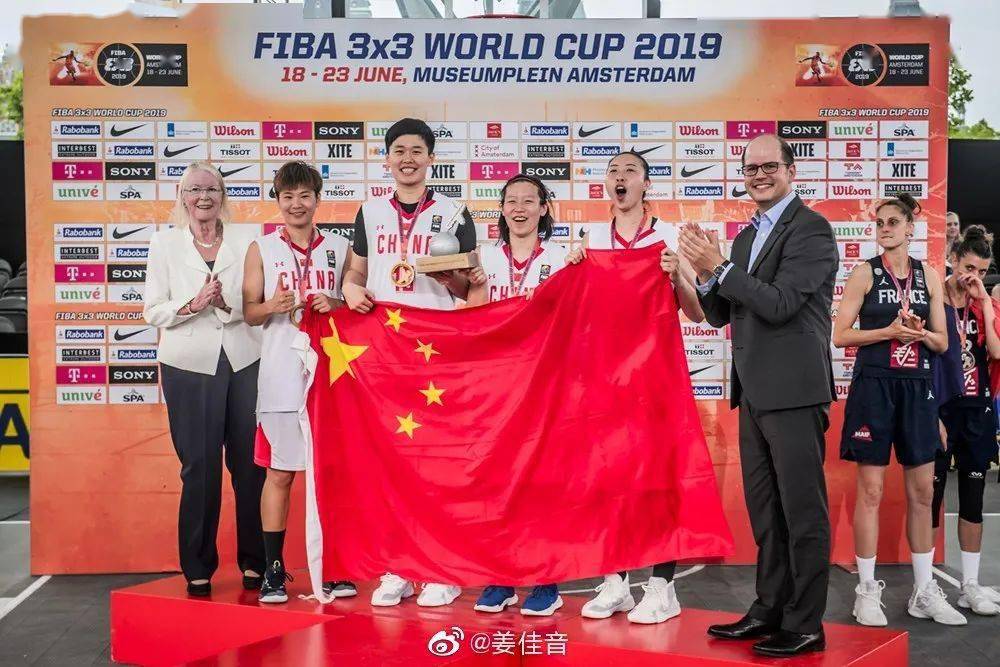 连续两届世界杯登上领奖台中国三人女篮斩获铜牌