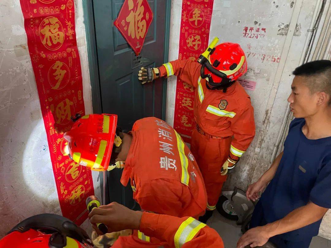 突发| 幼童独自反锁屋内,消防紧急破门_救援_锦屏县_人员
