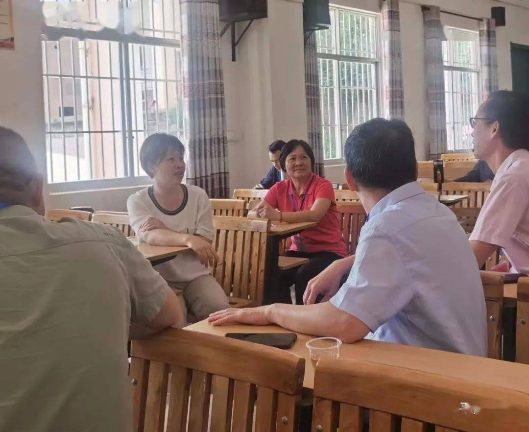 市教育局党组书记,局长余铖武到平南县镇隆镇第一初级中学巡视中考