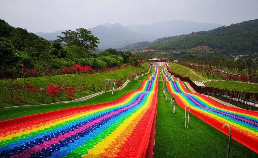 下午:自驾抵达【十里蓝山】(国家4a级景区)玛琪雅朵花海,寻梦谷瀑布群