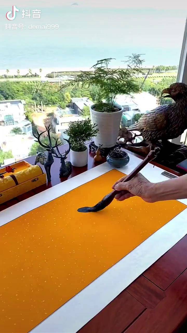 给朋友门匾上写上《凝祥聚瑞》四个字,祝其家庭和谐幸福,喜居宝地.