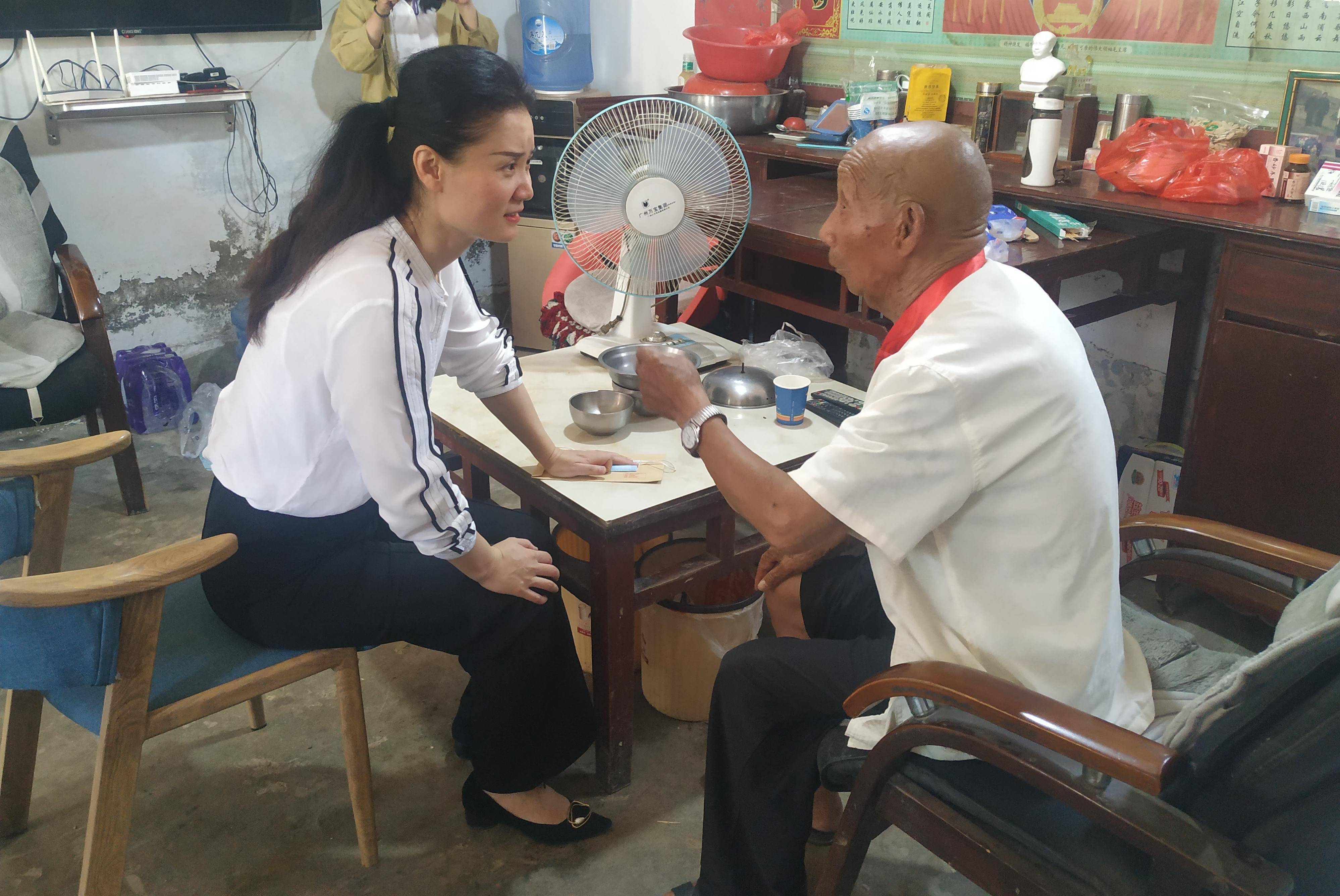 荥阳市副市长王珂到王村镇慰问困难党员调研指导五星支部