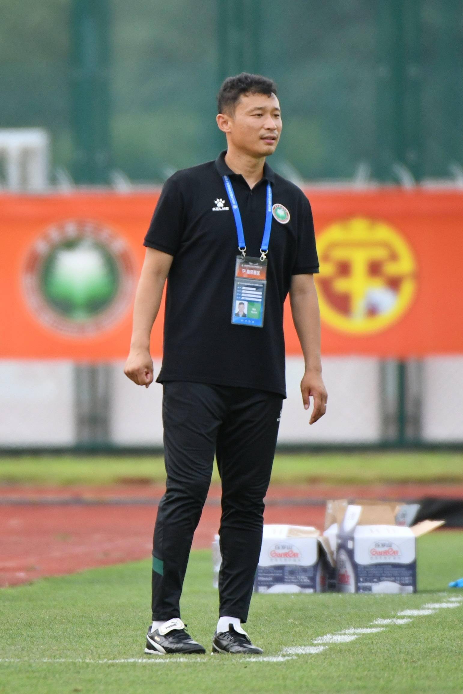 6月27日,北京理工队代理主教练卢斌在场边观战.