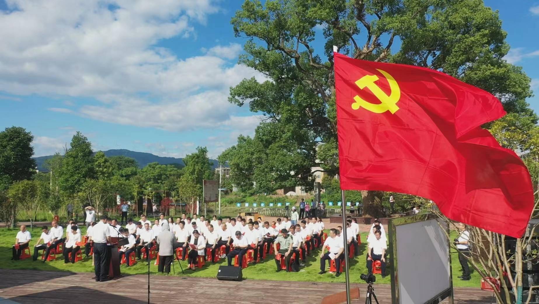 云端连线庆七一"主题党日活动,与远在千里之外的蓝山驻海南流动党