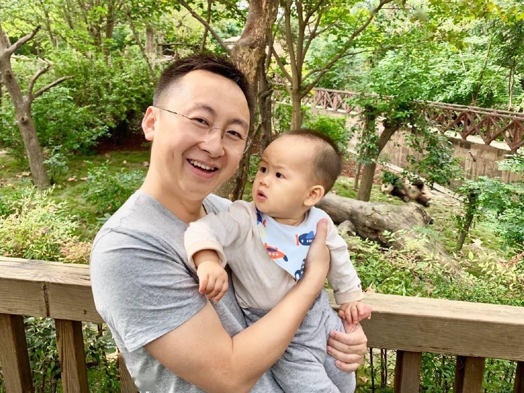 奥运首金女神晒2娃,33岁依旧似少女,学霸老公显苍老_易思玲_中国射击