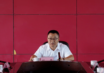 县委书记杨华向荣获光荣在党50年纪念章并为勐腊发展奉献力量和智慧
