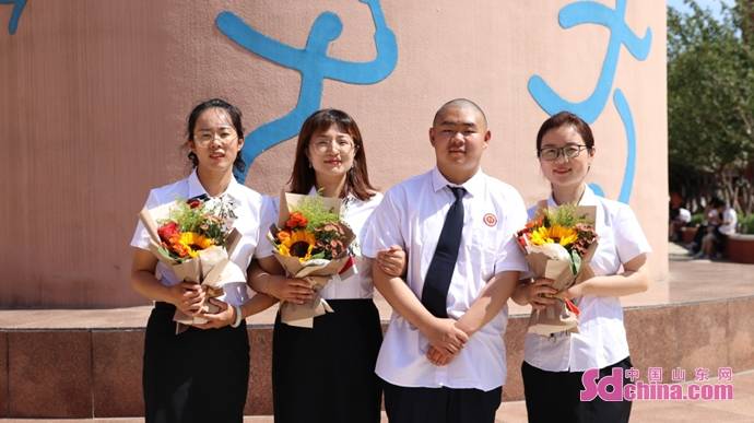 烟台青华中学念师恩送锦旗全凭老干为扶持