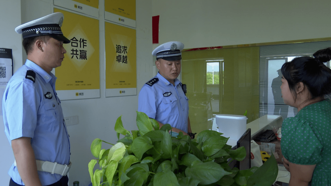整治快递外卖交通违法乱象邛崃交警在行动