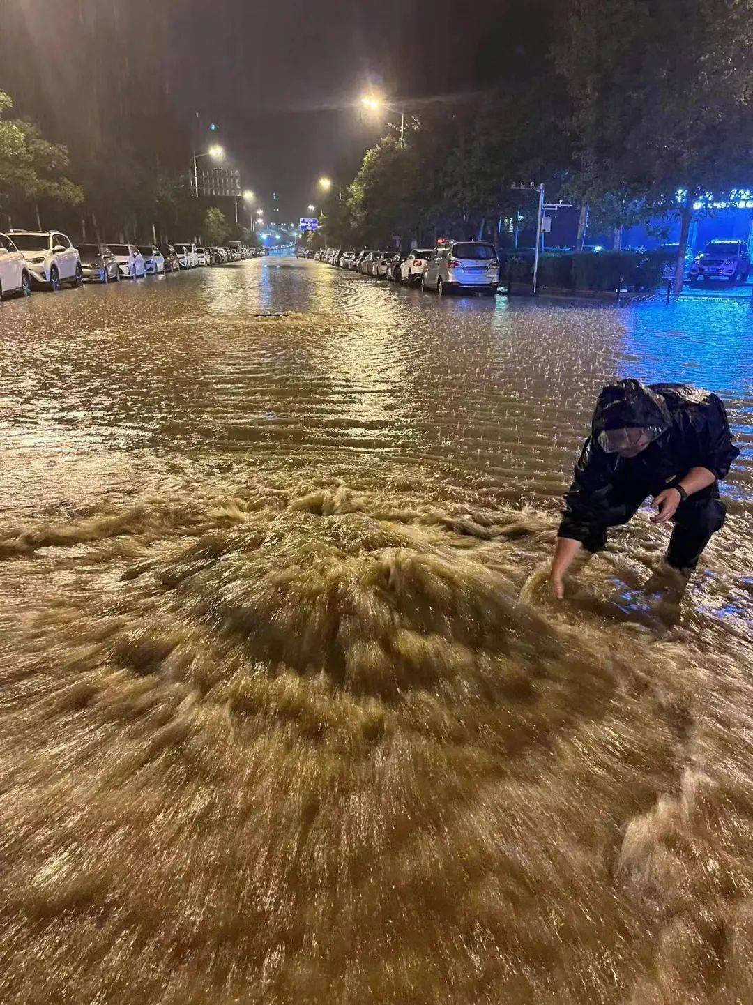 张家口的雨有多大?8个站点达到大暴雨量级!这些暴雨中的画面让人温暖
