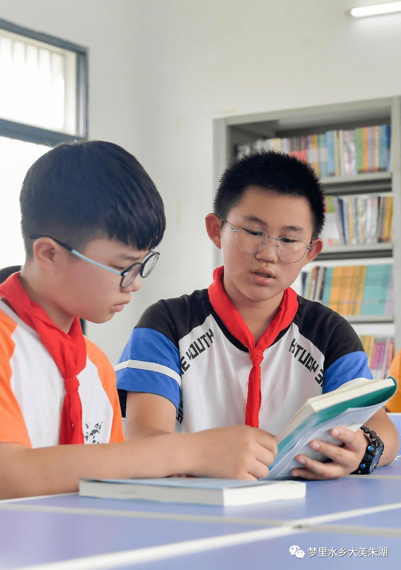 包公跟福尔摩斯哪个厉害?添了新书桌,朱湖小学生读书来神了