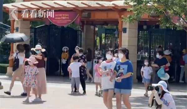 上海迪士尼乐园今起恢复运营 游客重返“奇妙世界”