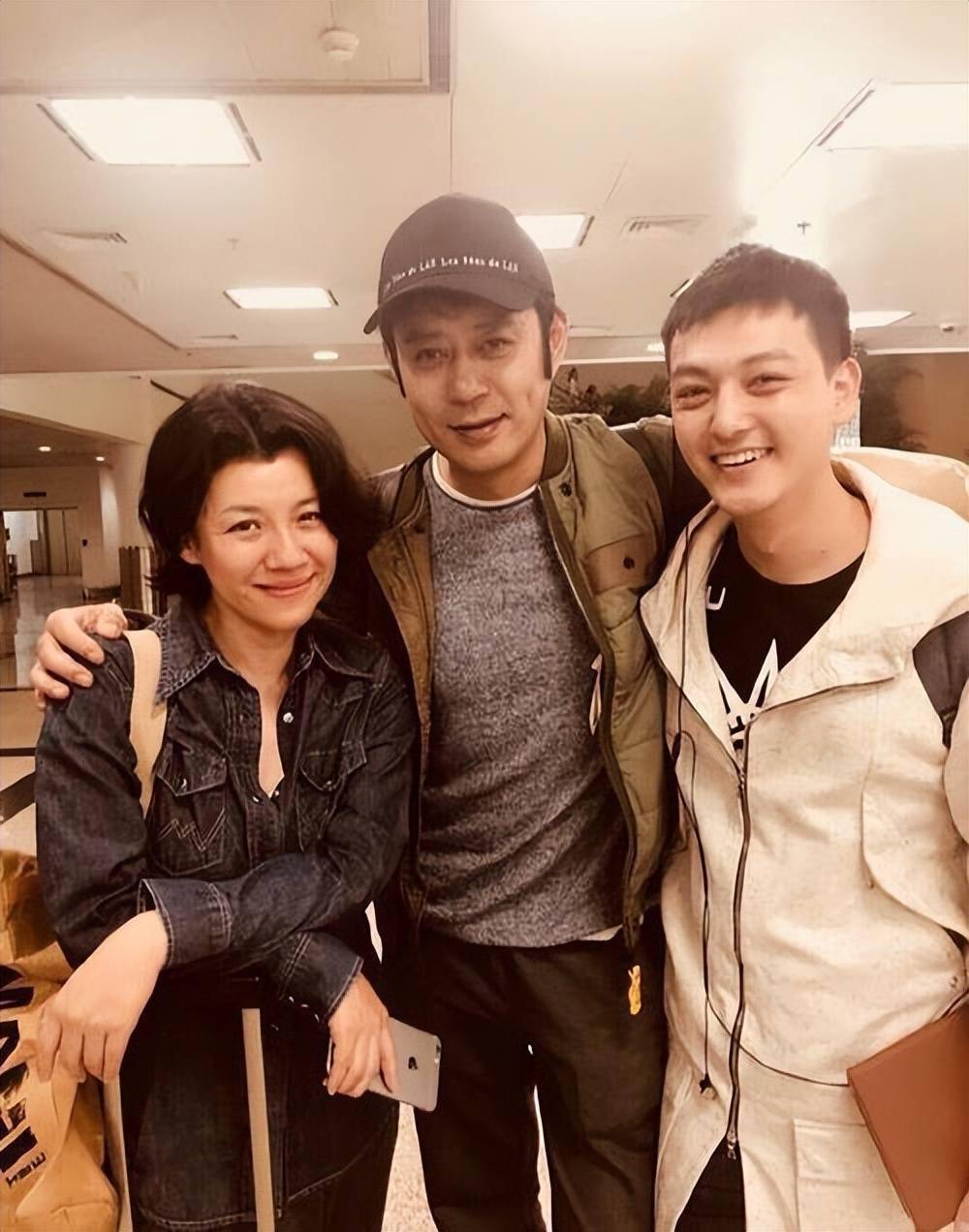 刘琳带儿子拍大片穿大西装五分裤古灵精怪五官就是复制粘贴