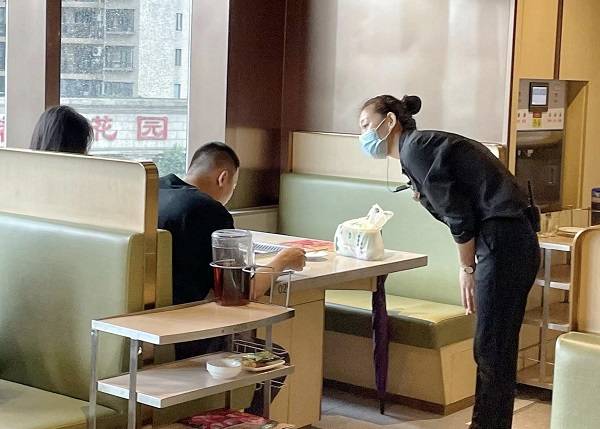 多个连锁餐厅堂食实行限流接待_门店_顾客_李鑫强